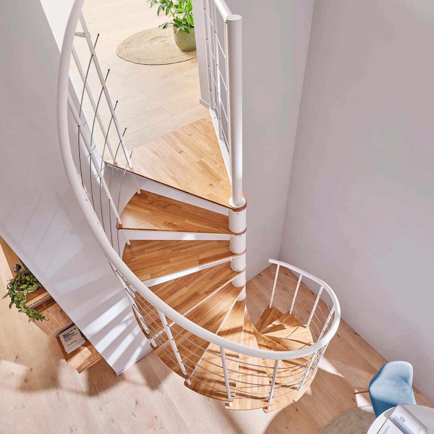Treppen Intercon Wendeltreppe Select 140 cm Durchmesser 14 Stufen Metallfarbe Polar-Weiß Stufendesign Eiche Natur
