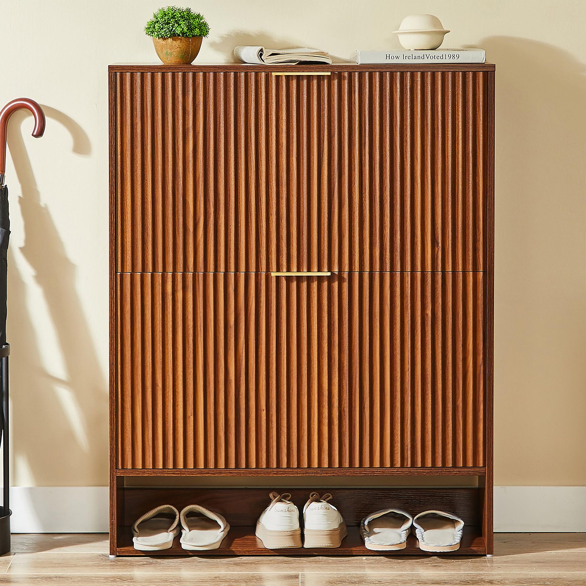 Schmaler Schuhschrank Für Flur Und Diele, Platzsparendes Design Aus Geriffeltem Mdf, 2 Kippfächer Und Verstellbare Einlegeböden, 80 X 24 X 102 Cm, Walnussbraun