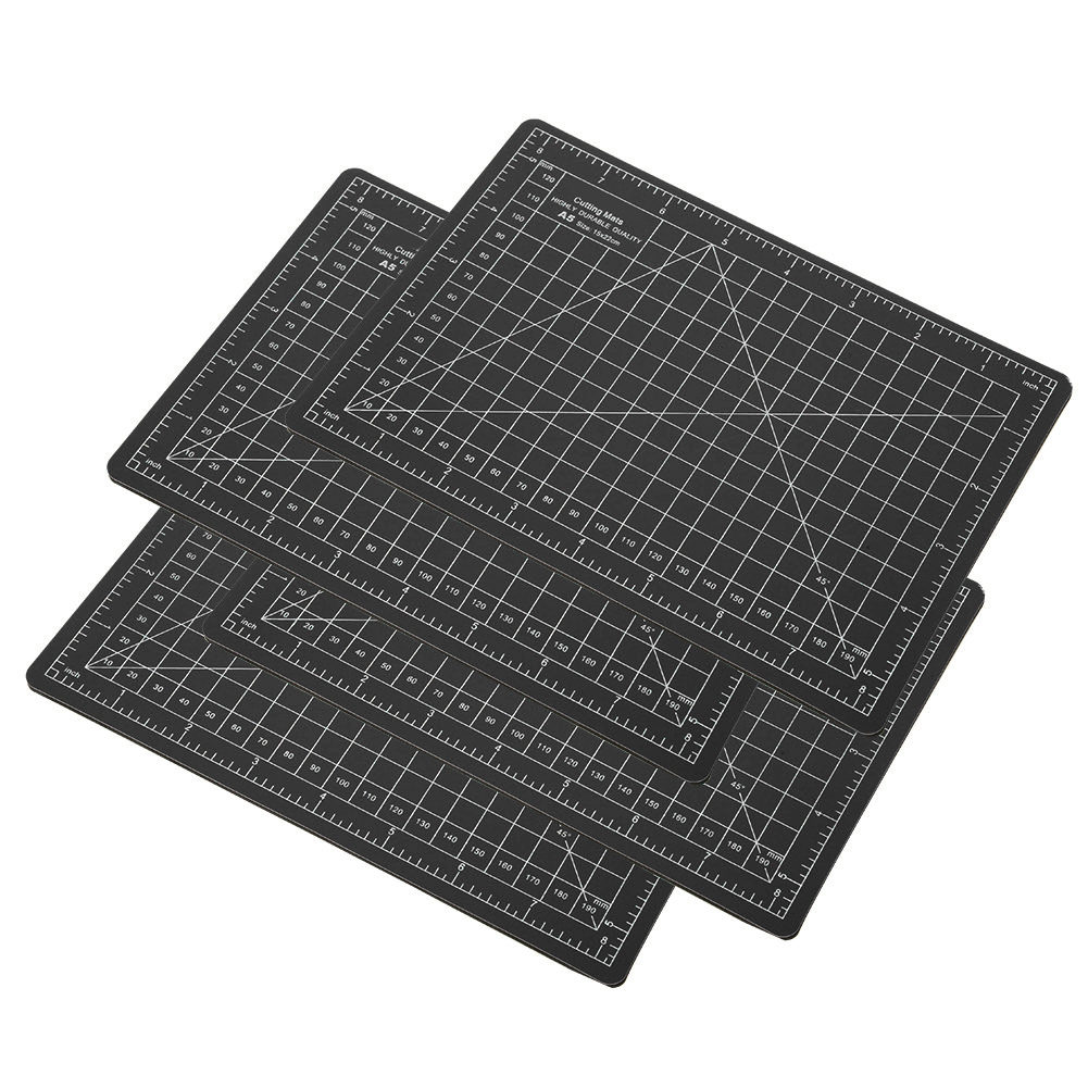 Set Mit 4 Schwarzen A5-pvc-schneidematten Für Modellbau, Gravur Und Papierschnitzerei.