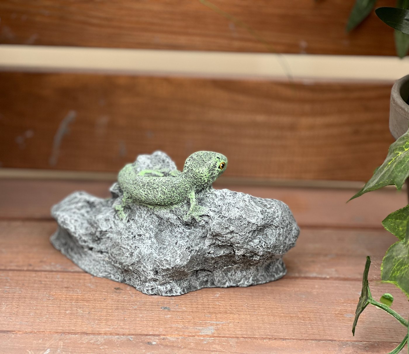Stone and Style Gartenfigur Frostfeste Steinfigur Gecko auf Stein