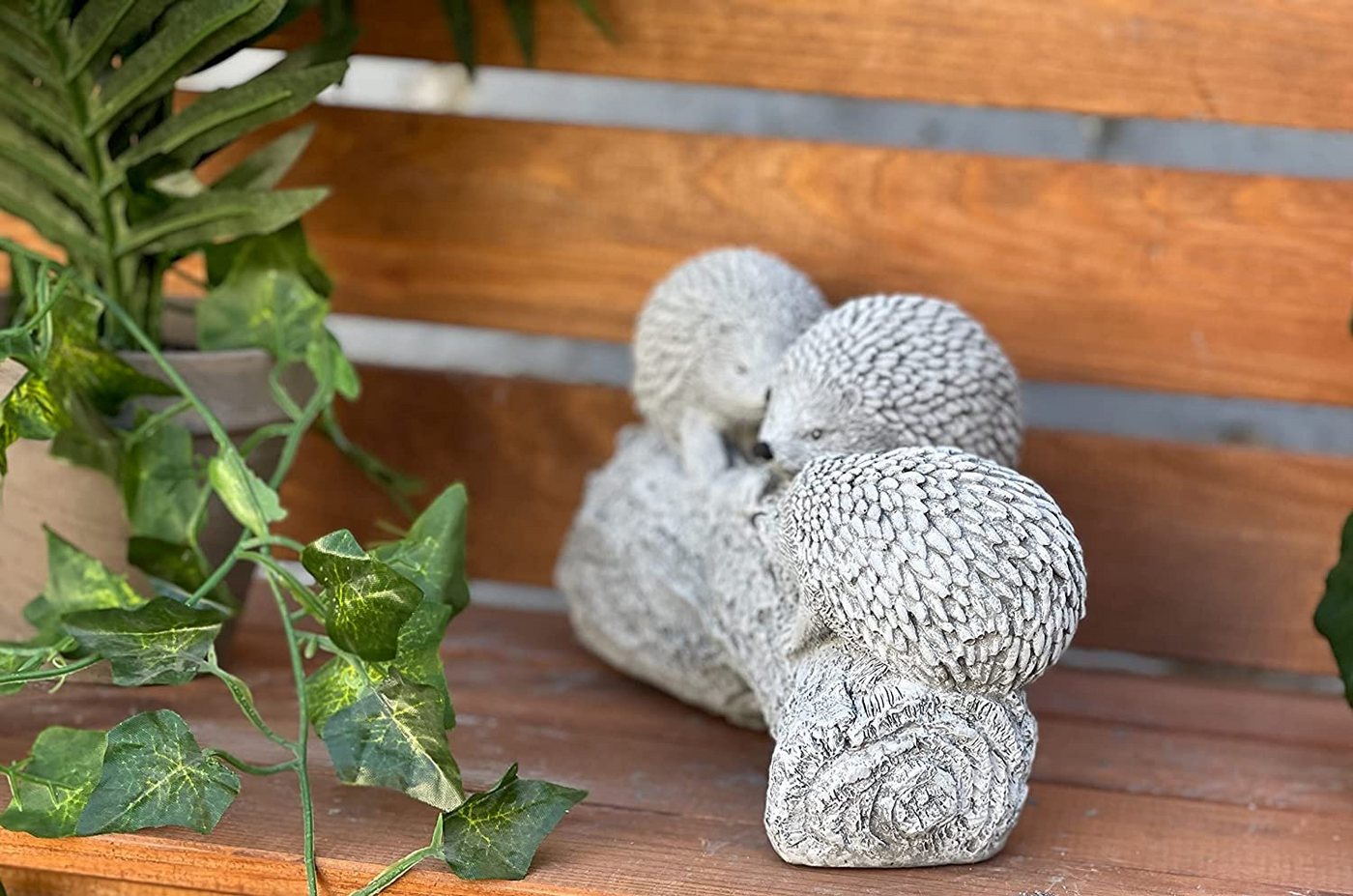 Stone and Style Gartenfigur Frostfeste Steinfigur 3 Igel auf Baumstamm