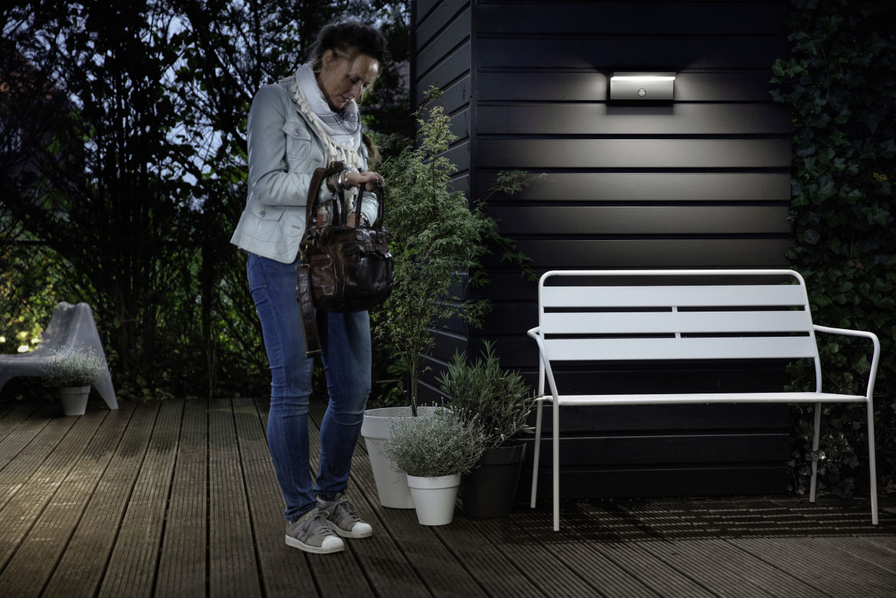 Philips LED Außenwandleuchte Bustan anthrazit mit Bewegunsmelder warmweiß Bild 3