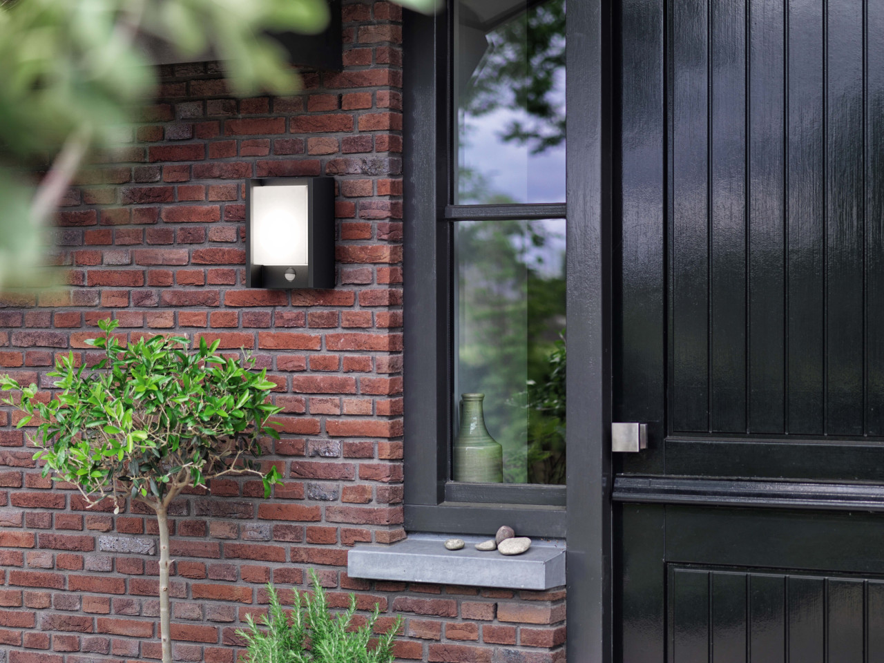 Philips LED Außenwandleuchte Arbour anthrazit mit Bewegungssensor warmweiß Bild 5