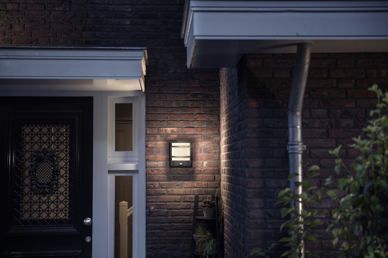 Philips LED Außenwandleuchte Petronia anthrazit mit Bewegungssensor warmweiß Bild 2