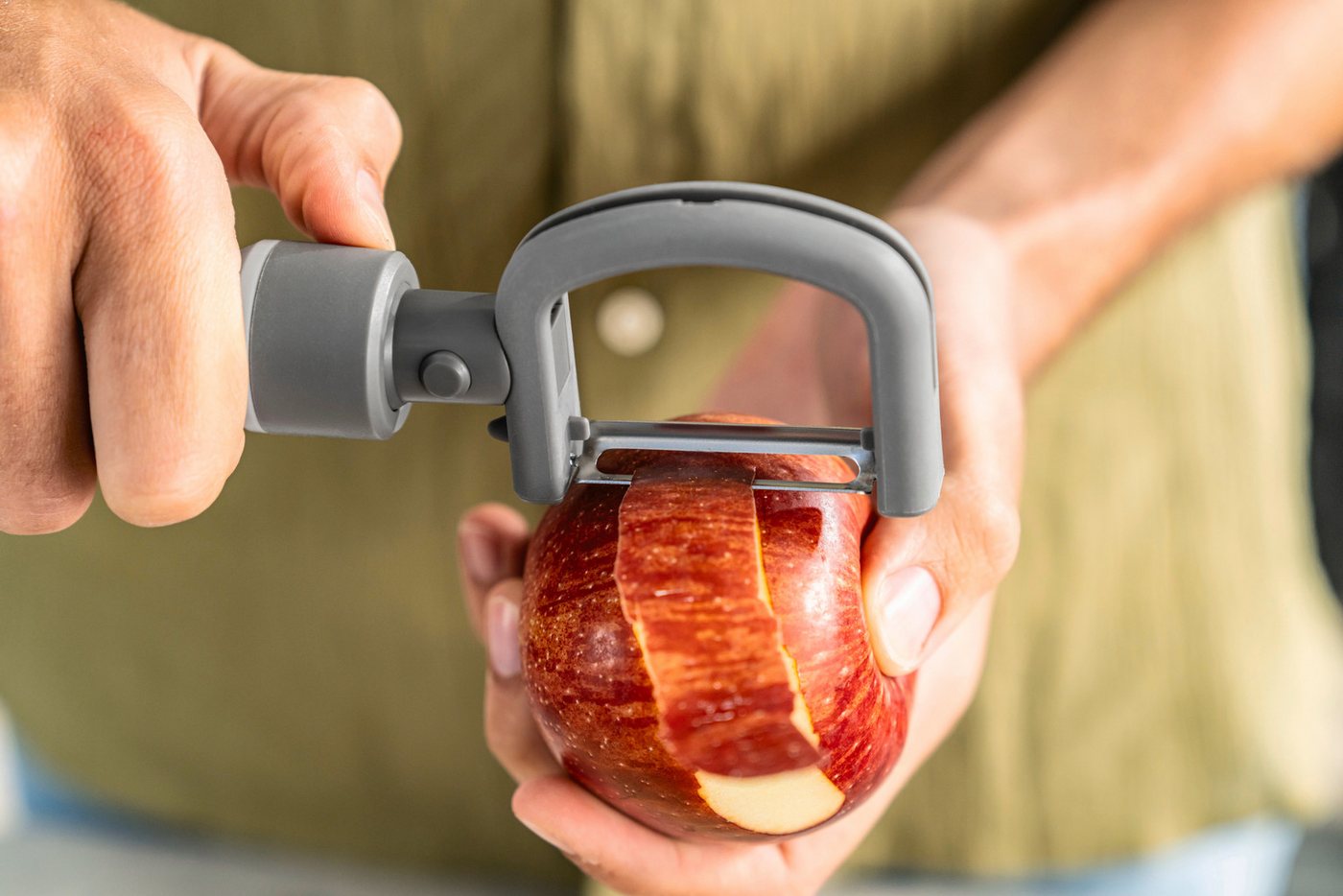 Zwilling Sparschäler Z-Cut, (2-in-1-Sparschäler, Schutzhülle), 2-in-1, Lang- und Querschäler in einem, für Links- und Rechtshänder Bild 2