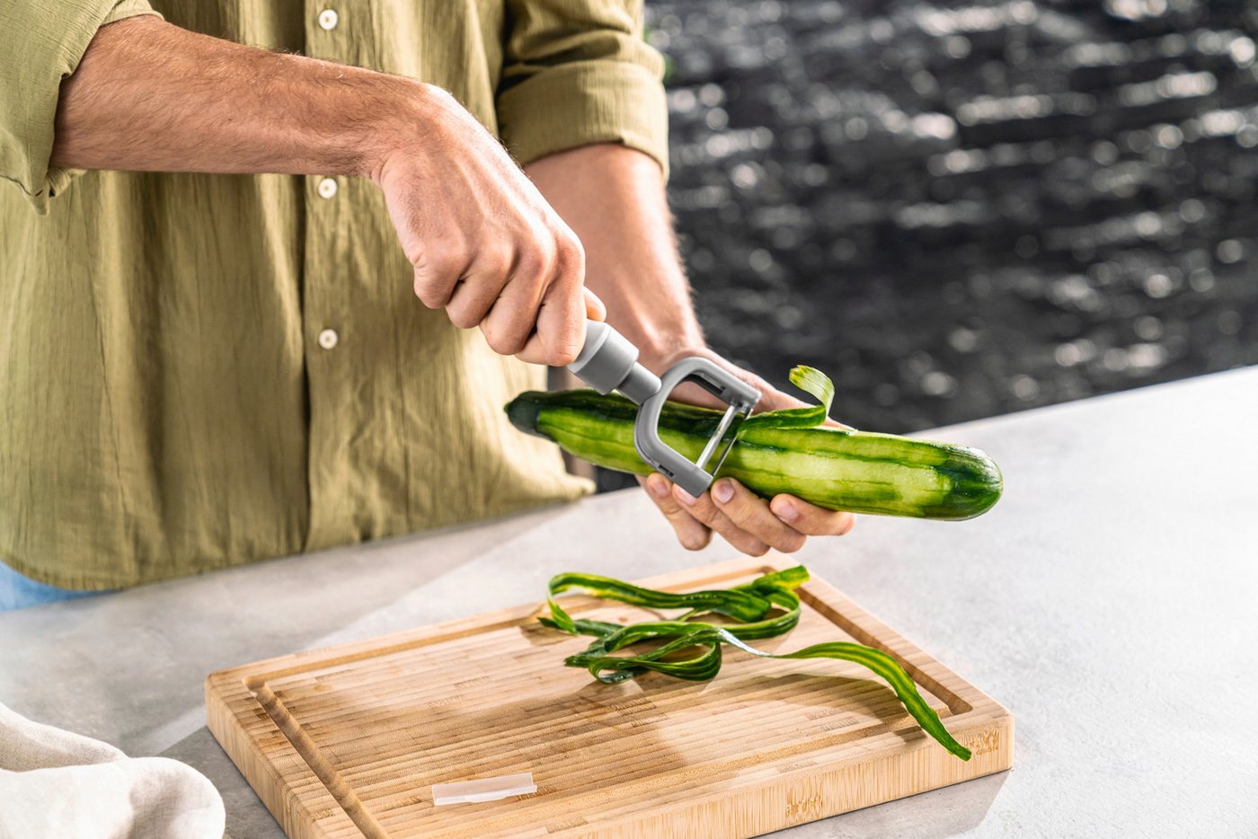 Zwilling Sparschäler Z-Cut, (2-in-1-Sparschäler, Schutzhülle), 2-in-1, Lang- und Querschäler in einem, für Links- und Rechtshänder Bild 4