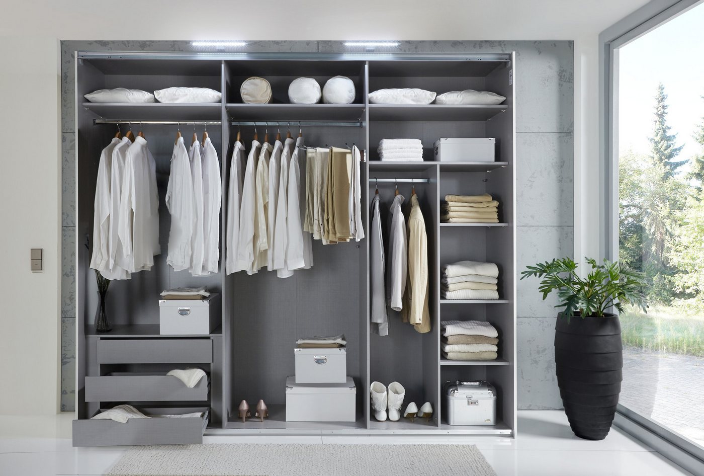 luma-home Schwebetürenschrank 22040 (3-türiger Kleiderschrank B300/H216/T65 cm mit Vollausstattung als optimale Stauraumlösung) Sandgrau mit Glasfront, Spiegeltür und schwarzen Griffleisten