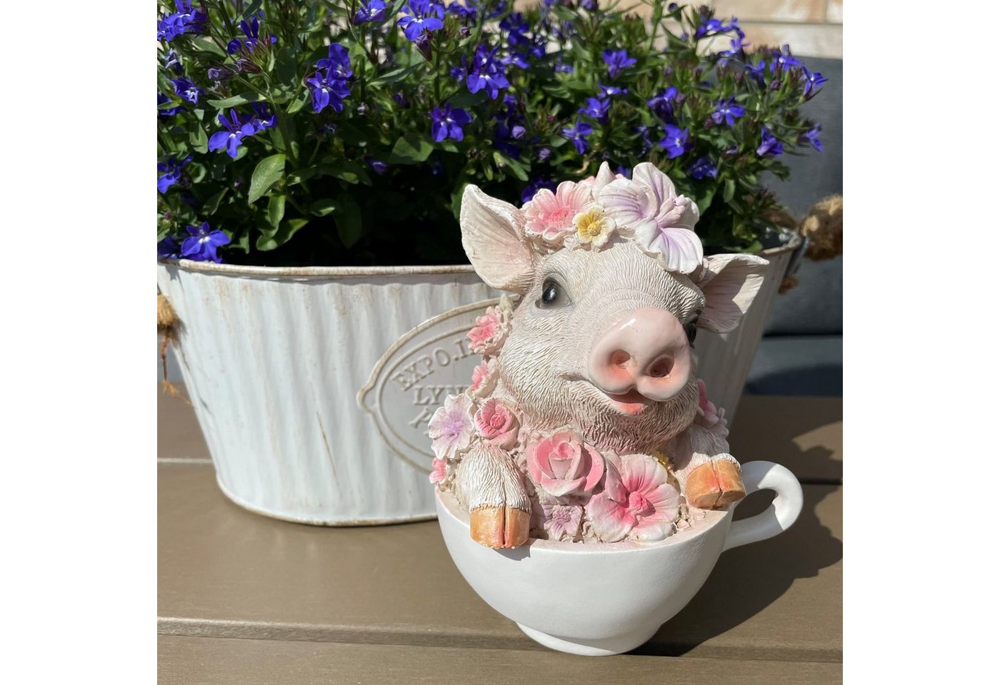 Online-Fuchs Gartenfigur süßes Schwein mit Blumen verziert in Tasse, (Polyresin), Maße des Tiers ca. 15 cm hoch und 11 x 10 cm breit. Bild 4