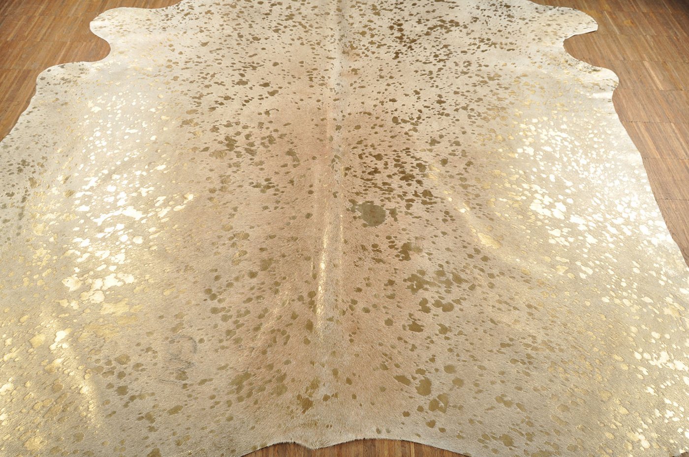 KUHFELL online & NOMAD Fellteppich Kuhfell Rinderfell Teppich hellgrau Silber & Gold Metallic Effekt XL Bild 4