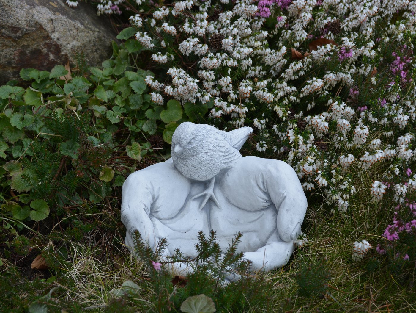gartendekoparadies.de Gartenfigur Vogel-Trinkschale Hand, Steinfigur, H. 18 cm, 6 kg, Frostsicher