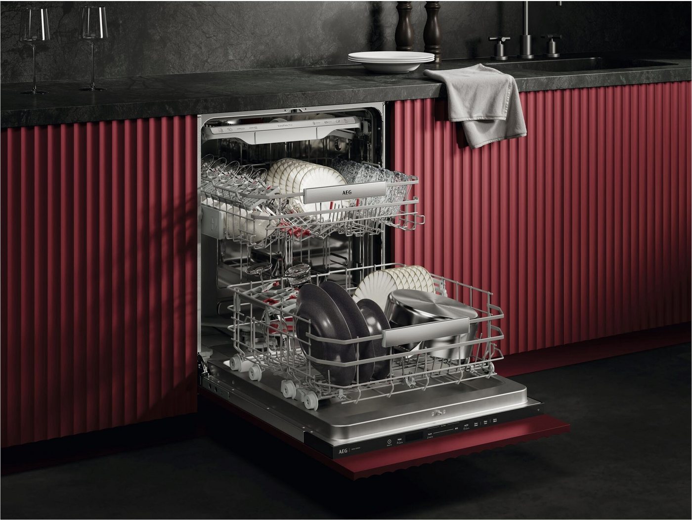 AEG vollintegrierbarer Geschirrspüler GI9200X2TC, 8,4 l, 14 Maßgedecke, Leise Spülmaschine 38 dB kraftvoll gegen Eingebranntes EEK A-10 %