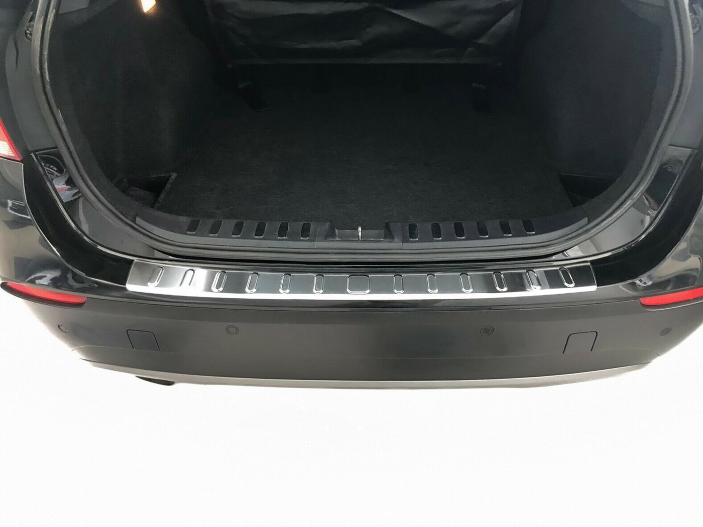 RECAMBO Ladekantenschutz für BMW X1 E84 2009-2012 vor LCI Stoßstangenschutz, V2A rostfrei, Exklusive Optik, praktischer Schutz & perfekte Passform Bild 3
