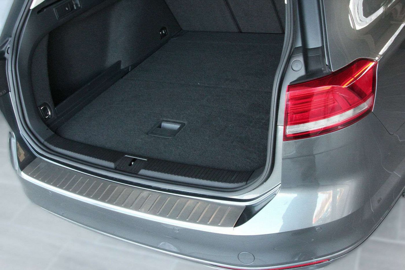RECAMBO Ladekantenschutz für VW PASSAT B8 VARIANT + ALLTRACK ab 2014 Stoßstangenschutz, V2A rostfrei, Exklusive Optik, praktischer Schutz & perfekte Passform Bild 3
