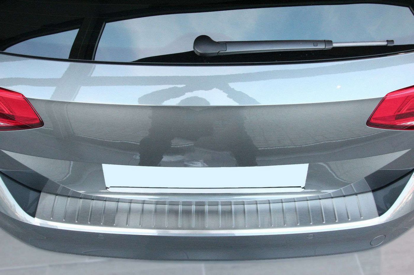 RECAMBO Ladekantenschutz für VW PASSAT B8 VARIANT + ALLTRACK ab 2014 Stoßstangenschutz, V2A rostfrei, Exklusive Optik, praktischer Schutz & perfekte Passform Bild 4