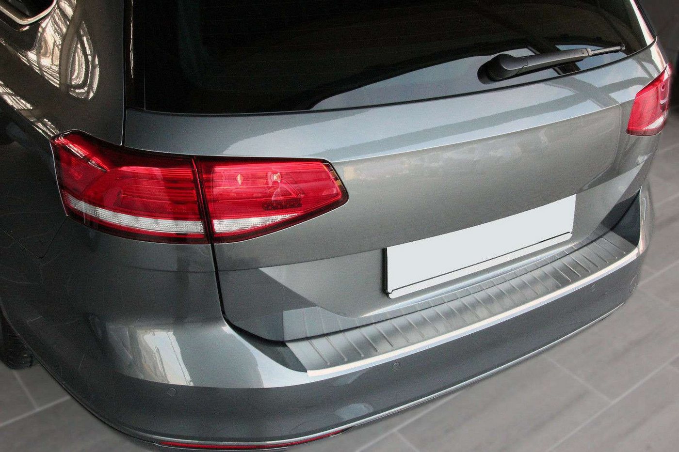 RECAMBO Ladekantenschutz für VW PASSAT B8 VARIANT + ALLTRACK ab 2014 Stoßstangenschutz, V2A rostfrei, Exklusive Optik, praktischer Schutz & perfekte Passform Bild 5