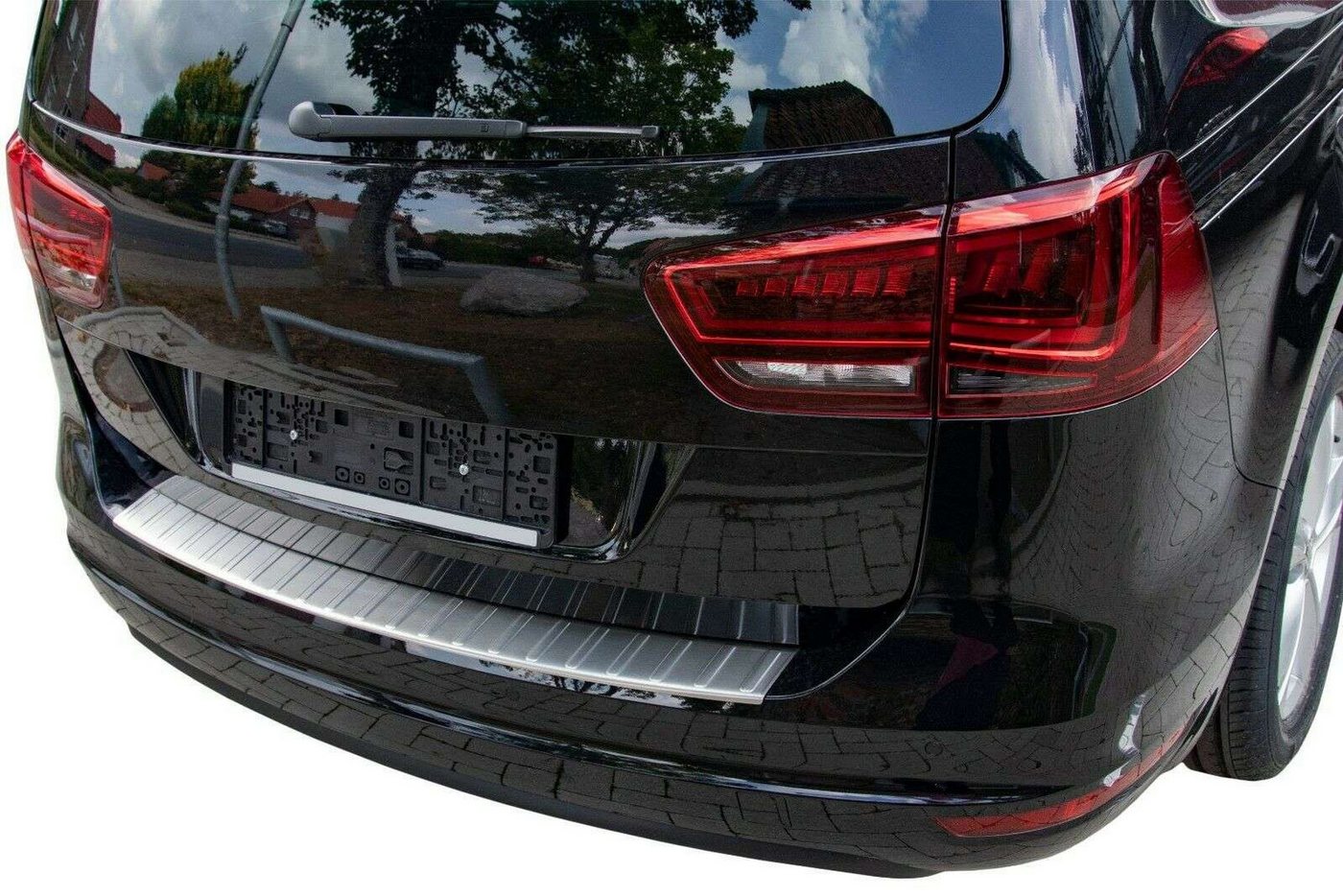 RECAMBO Ladekantenschutz für SEAT ALHAMBRA II , VW SHARAN II, ab 2010- Stoßstangenschutz, V2A rostfrei, Exklusive Optik, praktischer Schutz & perfekte Passform Bild 2