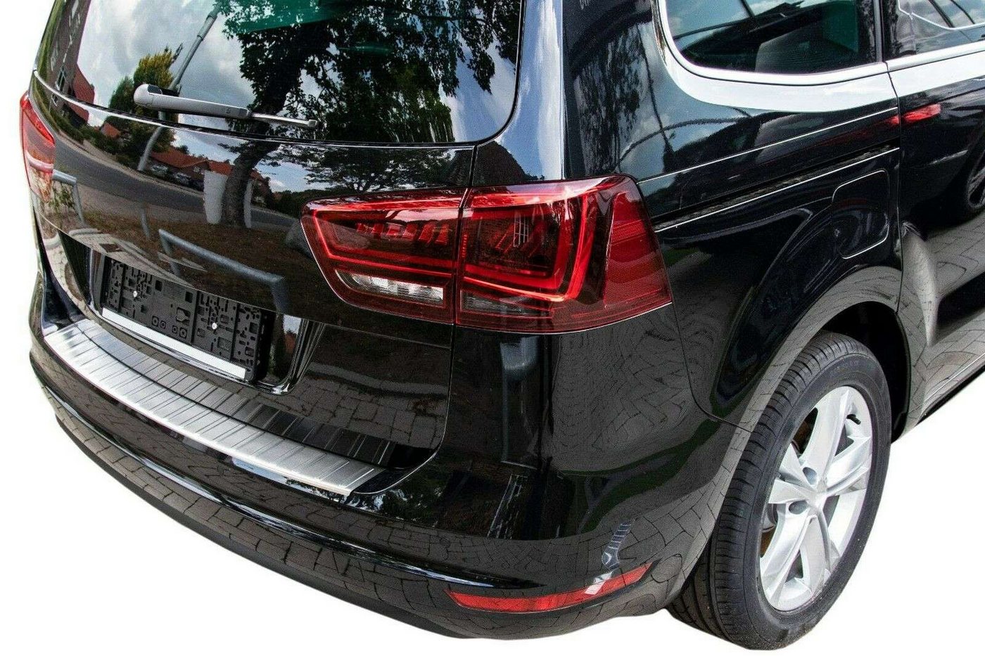 RECAMBO Ladekantenschutz für SEAT ALHAMBRA II , VW SHARAN II, ab 2010- Stoßstangenschutz, V2A rostfrei, Exklusive Optik, praktischer Schutz & perfekte Passform Bild 3