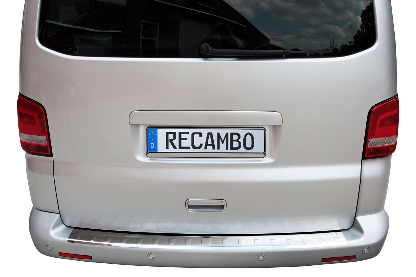 RECAMBO Ladekantenschutz für VW T5, VW T6, ab 2003- Stoßstangenschutz, V2A rostfrei, Exklusive Optik, praktischer Schutz & perfekte Passform Bild 3