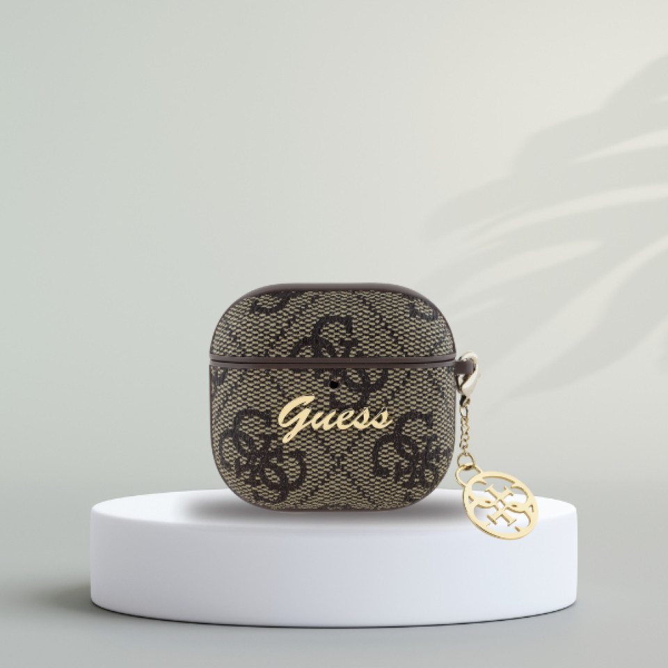 Guess Kopfhörer-Schutzhülle Case AirPods 4 Kunstleder braun Logo Metal Kette goldfarbig, Kantenschutz Bild 3