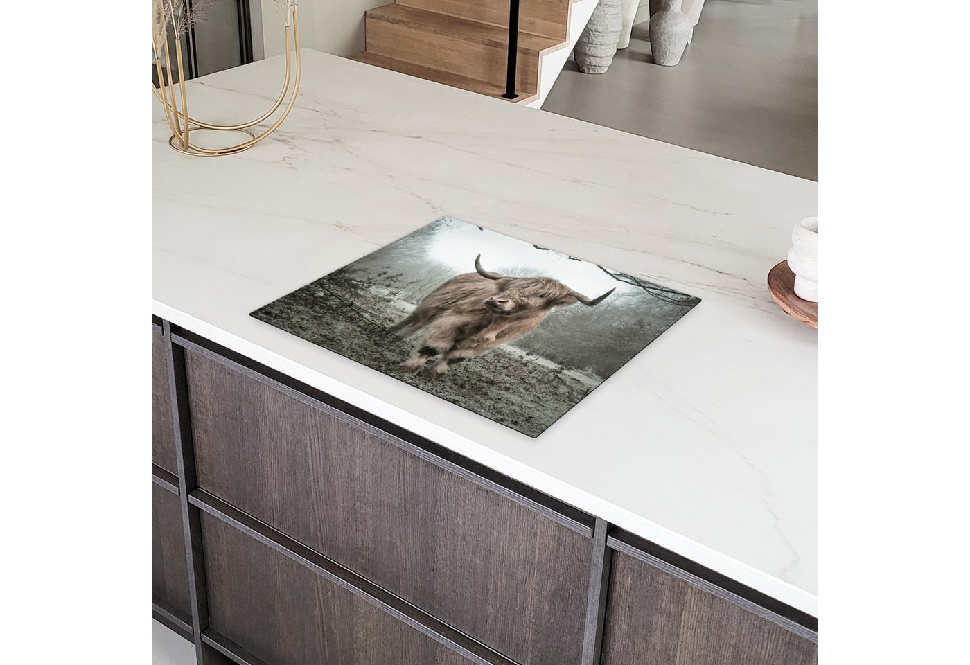 MuchoWow Herd-Abdeckplatte Schottischer Highlander - Wald - Nebel - Kuh - Tiere - Natur, Vinyl, (1 tlg), Abdeckung Induktionskochfeld Schutzmatte, Küche Deko, 65x52 cm