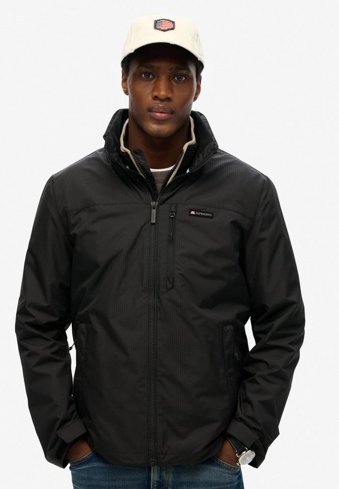 Superdry Outdoorjacke NON HOOD LOGO WINDBREAKER mit Obermaterial aus Polyester, hüftlange Passform, unifarben