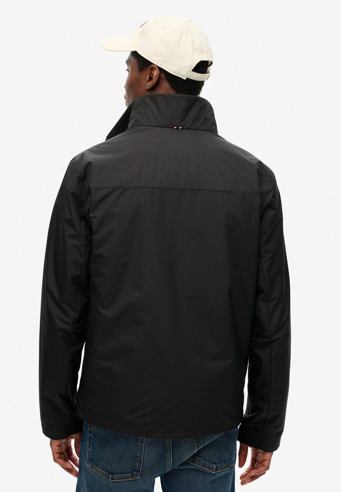 Superdry Outdoorjacke NON HOOD LOGO WINDBREAKER mit Obermaterial aus Polyester, hüftlange Passform, unifarben Bild 3