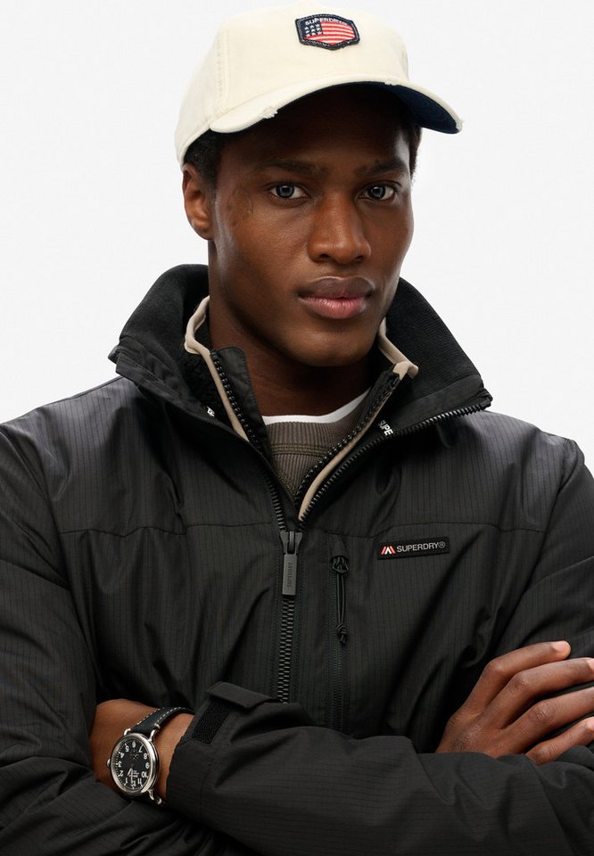 Superdry Outdoorjacke NON HOOD LOGO WINDBREAKER mit Obermaterial aus Polyester, hüftlange Passform, unifarben Bild 4
