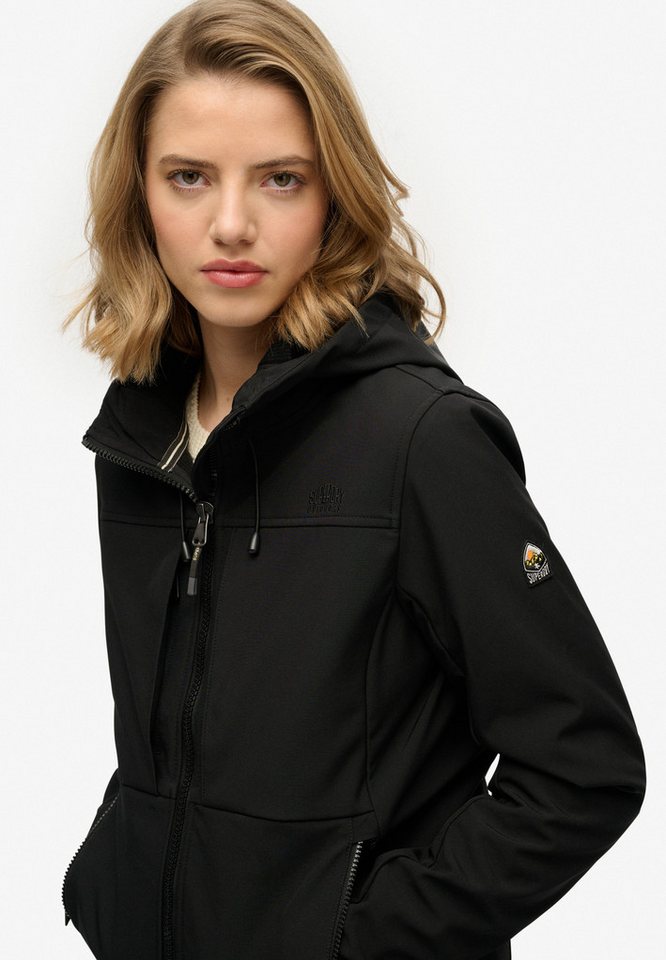 Superdry Outdoorjacke HOODED CLASSIC TREKKER JACKET mit Materialmix aus Polyester und Elasthan, Slim Fit