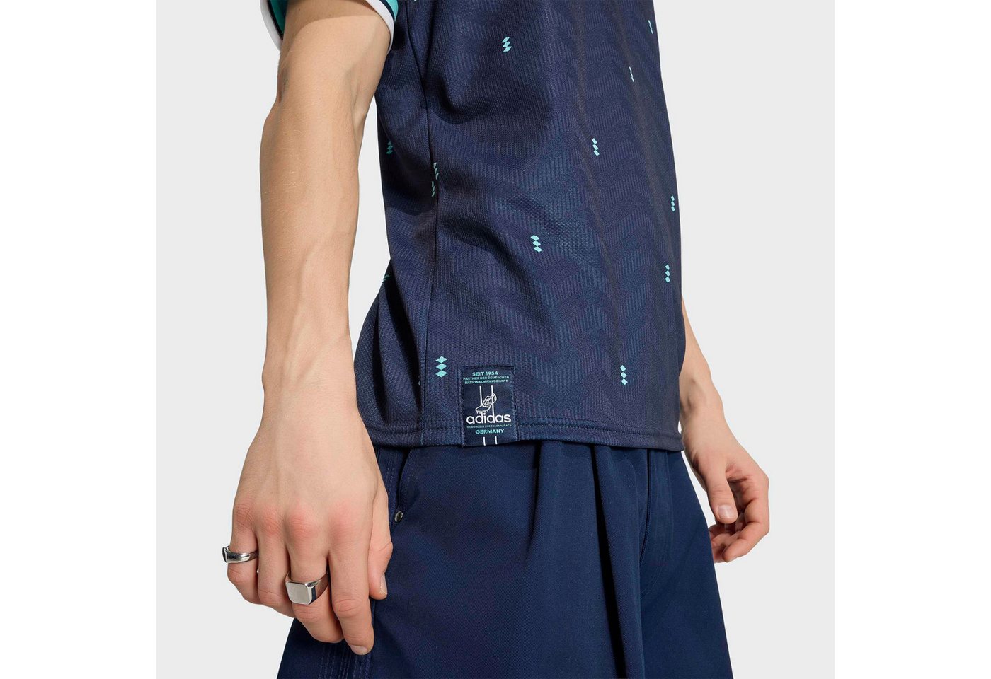 adidas Performance Fußballtrikot DEUTSCHLAND 26 AUSWÄRTSTRIKOT mit Climacool ® Technologie, mit V-Ausschnitt, mit geripptem Bund Bild 3