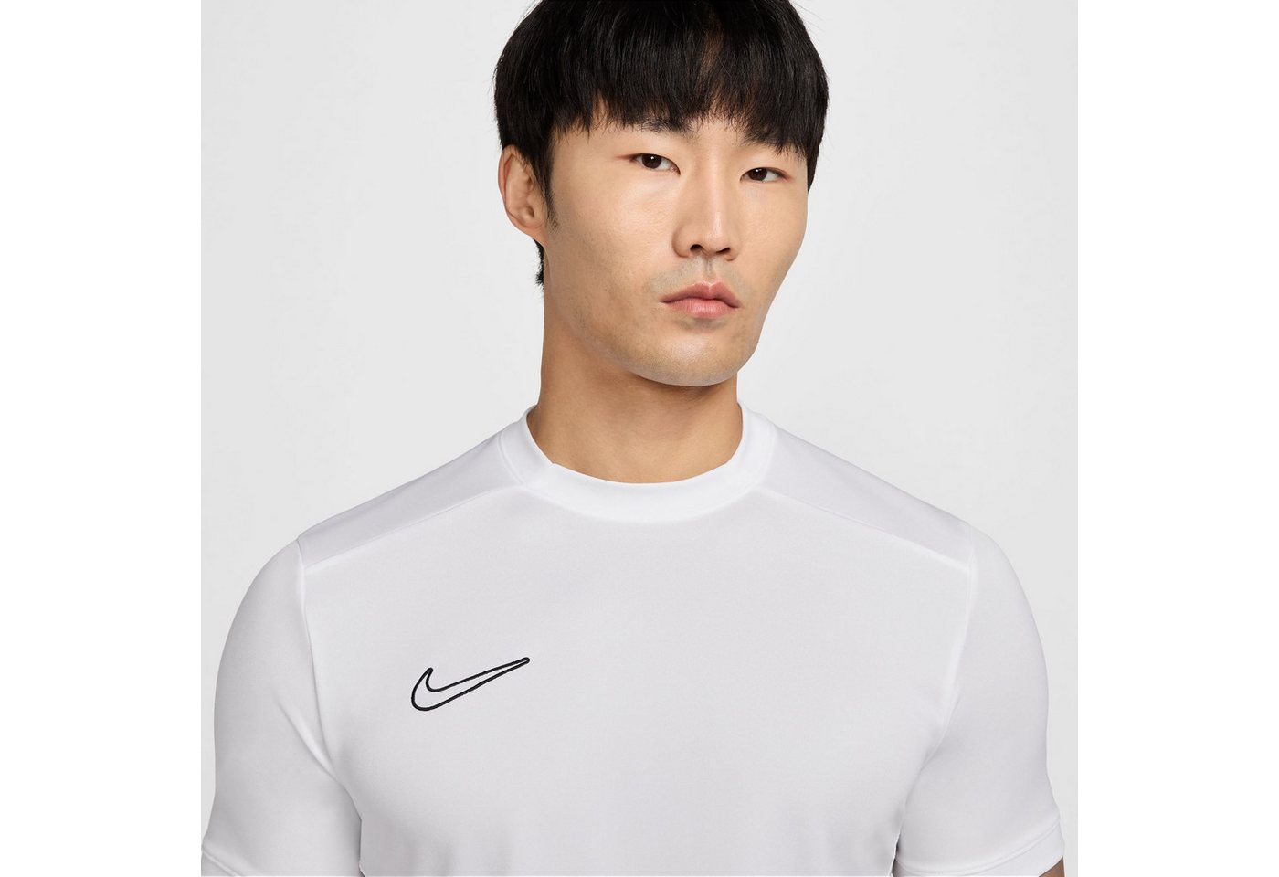 Nike Fußballtrikot Nike Academy Men's Dri-FIT Short-Sleeve Soccer Top für Fußballtraining entwickelt, mit seitlichen Mesh-Einsätzen