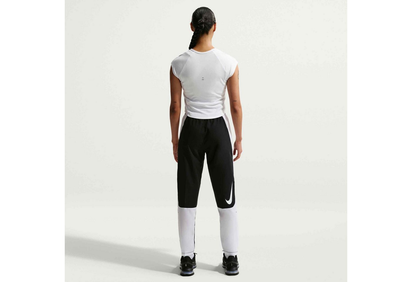 Nike Lauftop W NK TEMPO SWOOSH RUN DF SS mit Rundhalsausschnitt, normale Länge, ohne Verschluss, aus Polyester Bild 4