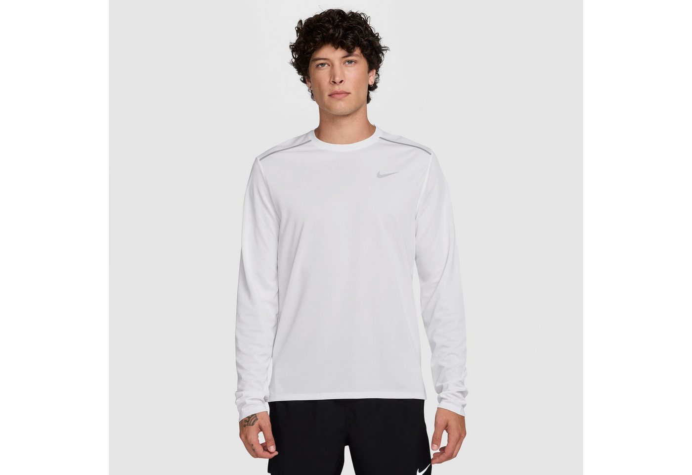 Nike Laufshirt M NK DF UV MILER LS TOP mit Rundhalsausschnitt, Kurzarm, schnell trocknend, atmungsaktiv Bild 3