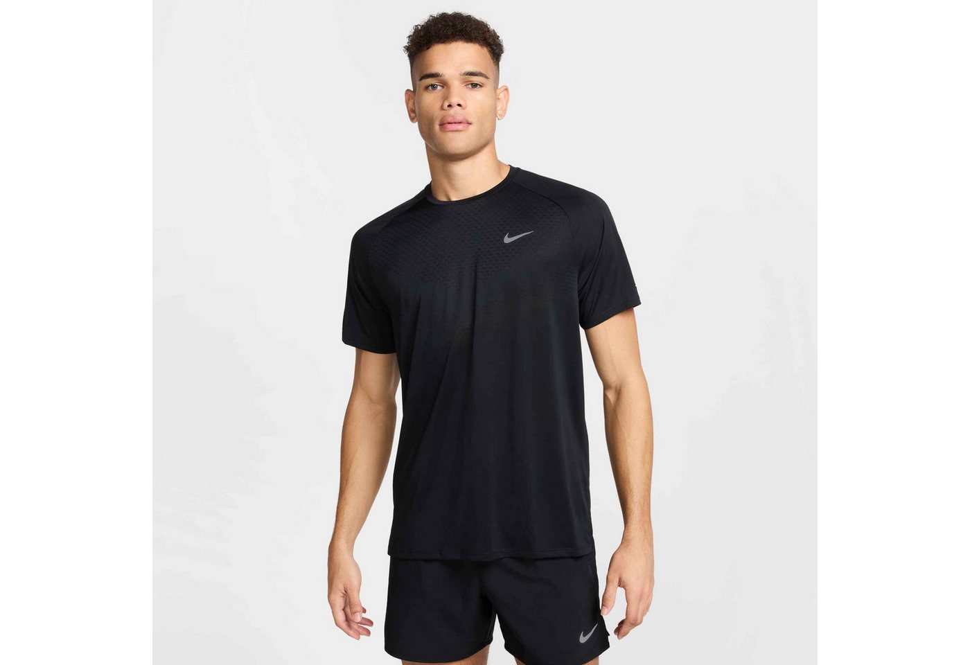 Nike Laufshirt M NK DFADV STRIDE SS TOP Kurzarm-Design, mit Rundhalsausschnitt, normale Länge, atmungsaktiv