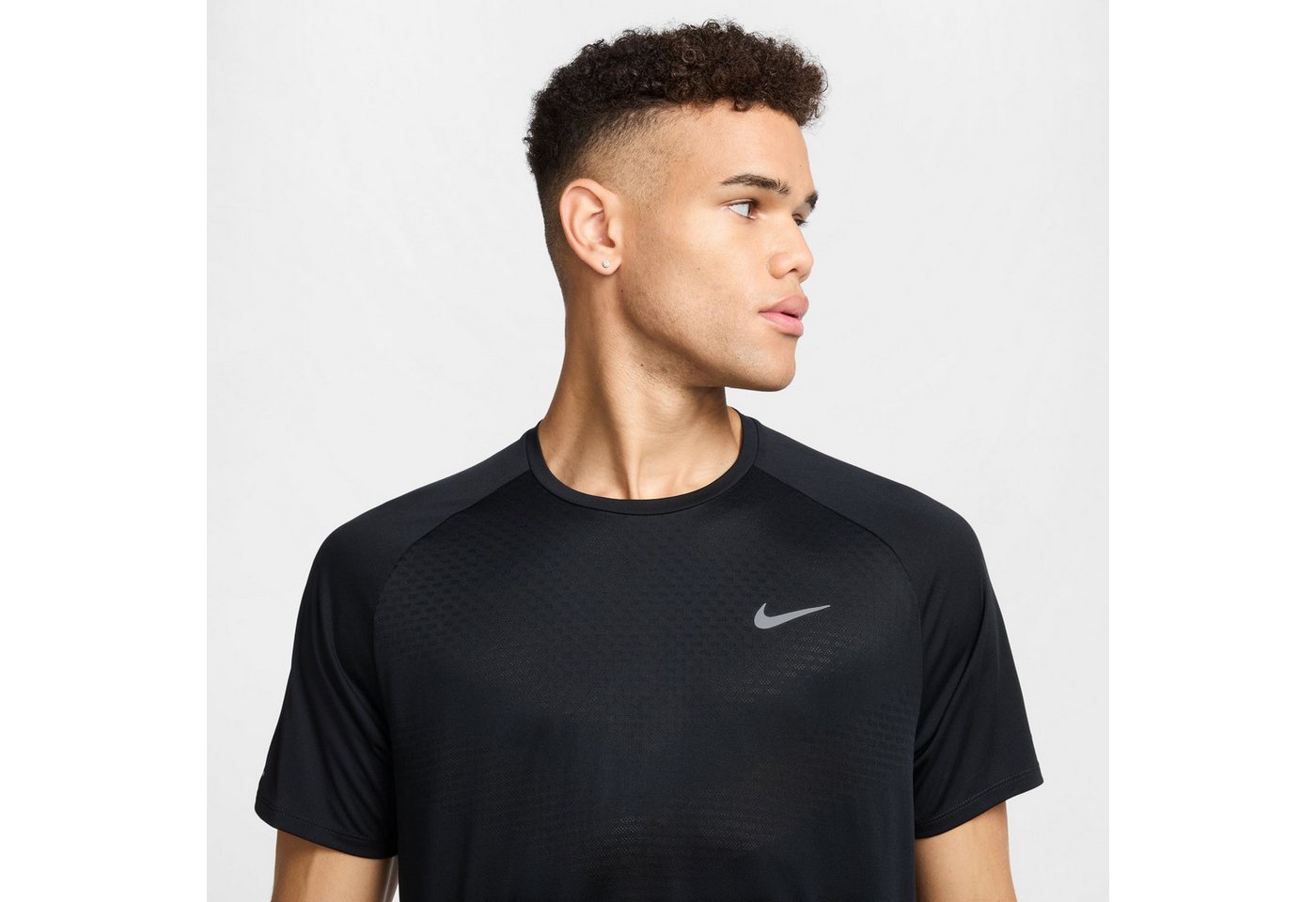 Nike Laufshirt M NK DFADV STRIDE SS TOP Kurzarm-Design, mit Rundhalsausschnitt, normale Länge, atmungsaktiv Bild 4