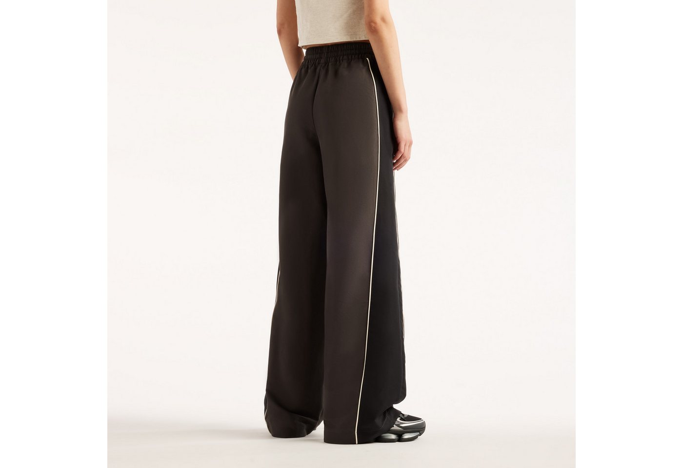 New Balance Trainingshose TRACKSIDE WOVEN PANT für Erwachsene, mit bequemer Passform, normal-weite Form