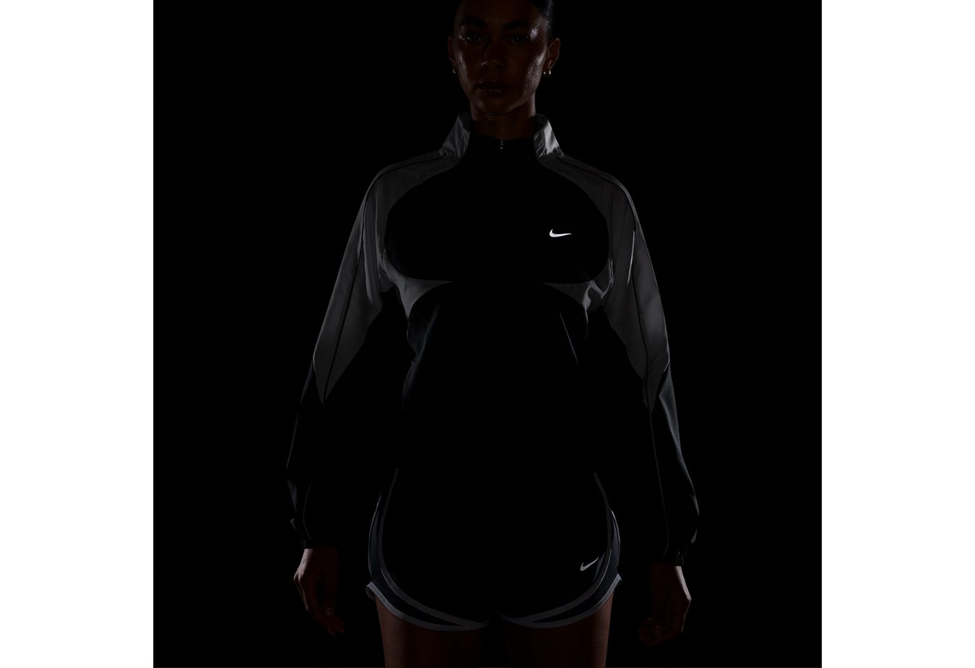 Nike Laufjacke W NK TEMPO SWSH DF JKT wasserabweisend, windabweisend, mit Reißverschluss, Langarm-Design