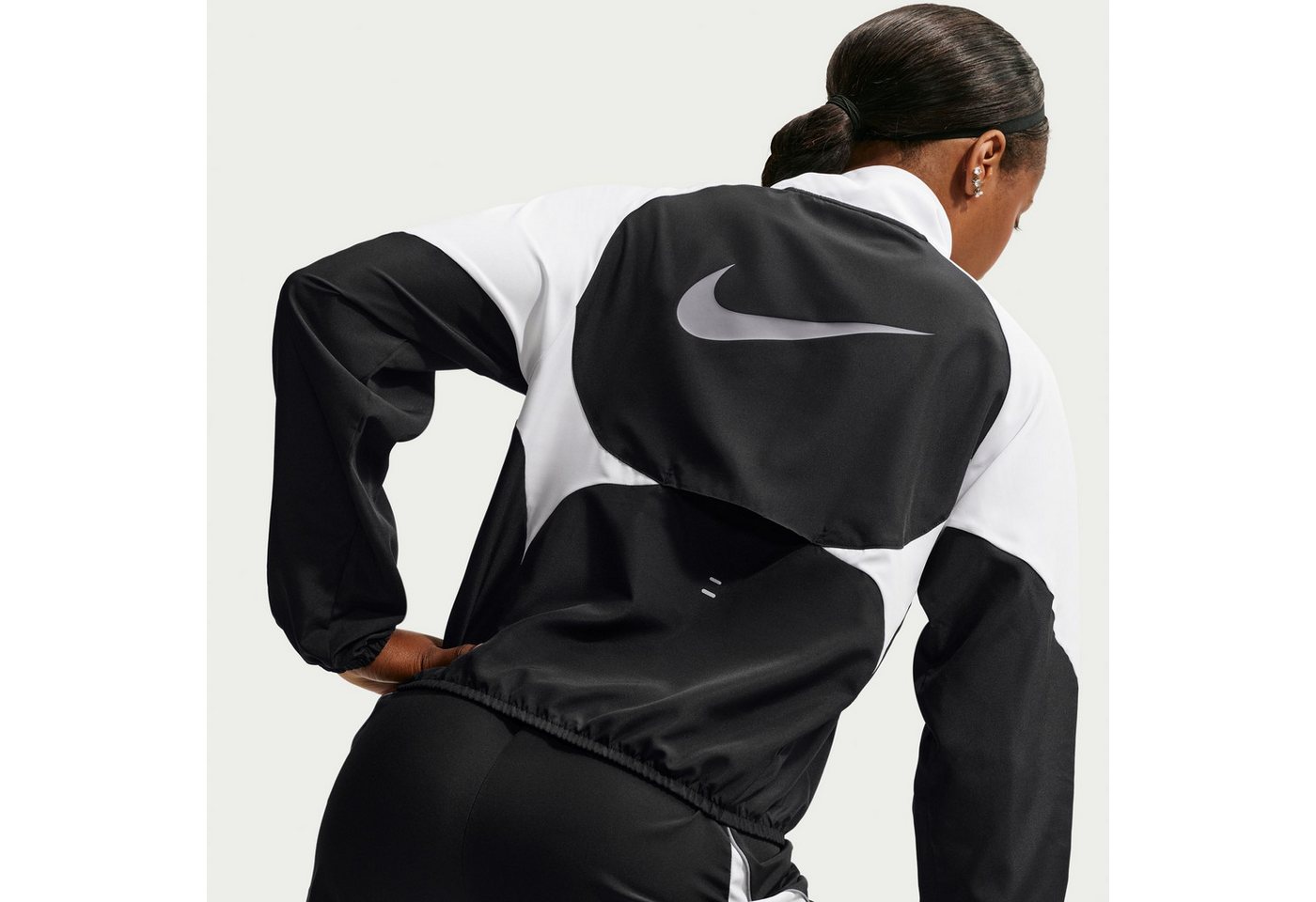Nike Laufjacke W NK TEMPO SWSH DF JKT wasserabweisend, windabweisend, mit Reißverschluss, Langarm-Design Bild 2