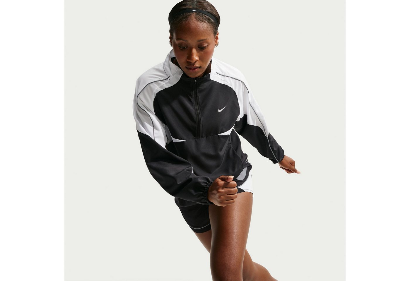Nike Laufjacke W NK TEMPO SWSH DF JKT wasserabweisend, windabweisend, mit Reißverschluss, Langarm-Design Bild 3