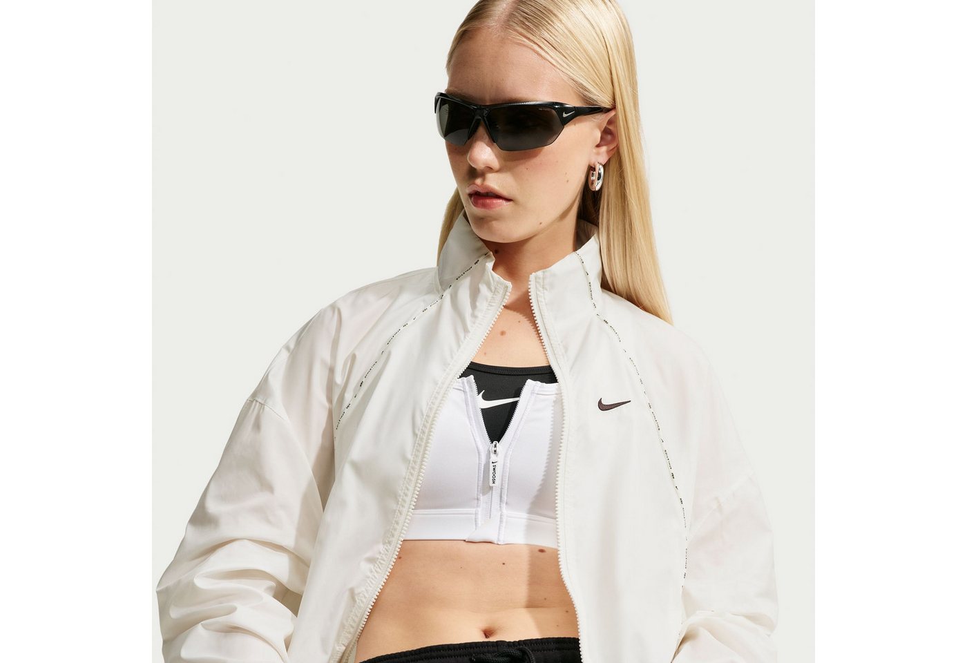 Nike Sportswear Trainingsjacke Nike Athletics Department Women's Repel Jacket mit sportlichem Stil, für Training und Streetwear Bild 2