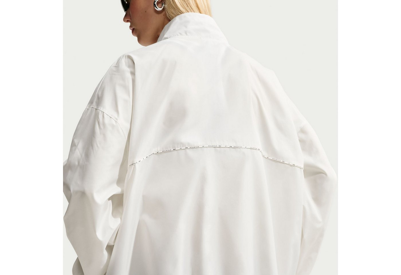 Nike Sportswear Trainingsjacke Nike Athletics Department Women's Repel Jacket mit sportlichem Stil, für Training und Streetwear Bild 3