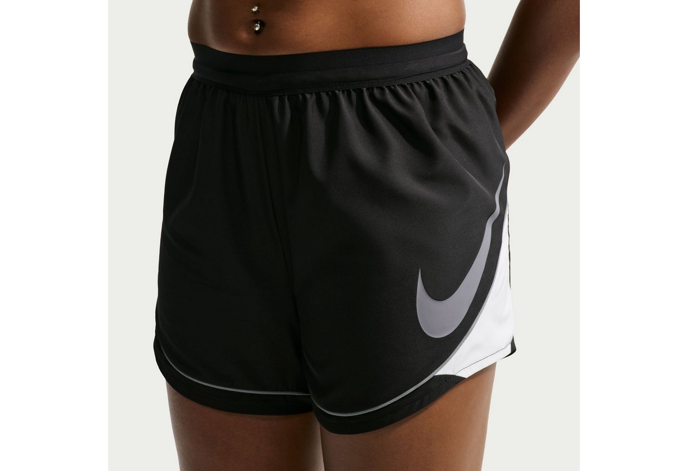 Nike Laufshorts W NK SWOOSH DF SHORT für den Sportbereich, mit Bewegungsfreiheit, sportlicher Schnitt Bild 3