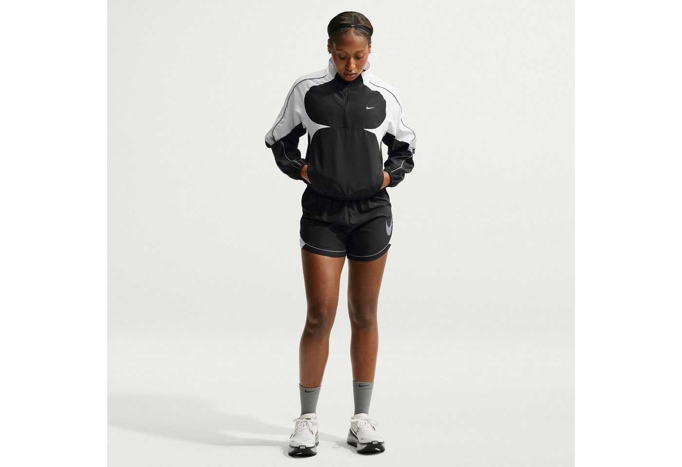 Nike Laufshorts W NK SWOOSH DF SHORT für den Sportbereich, mit Bewegungsfreiheit, sportlicher Schnitt Bild 4