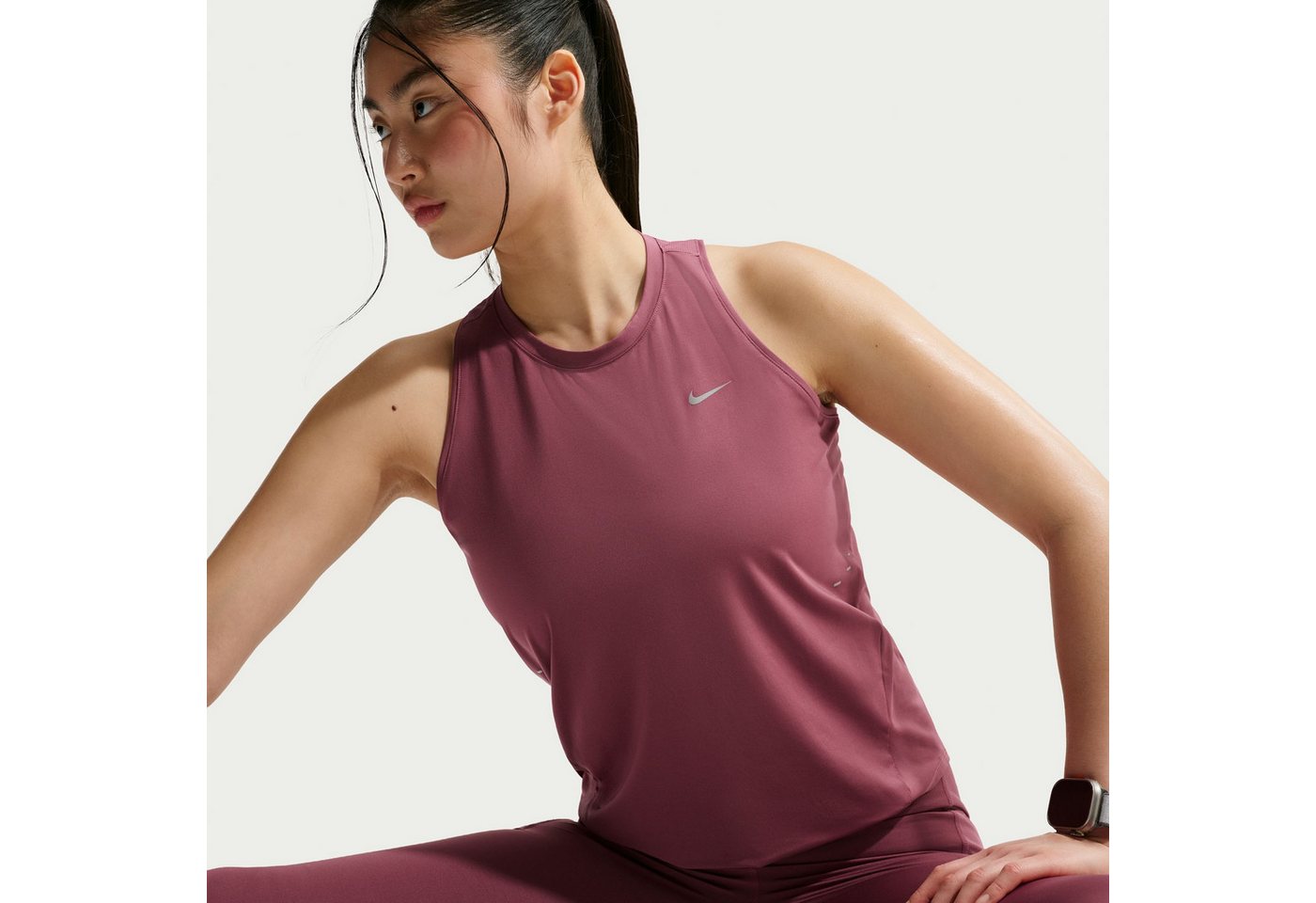 Nike Lauftop W NK SWIFT DF TANK STNDRD ärmelloses Design, leichtes Material, lockerer Schnitt
