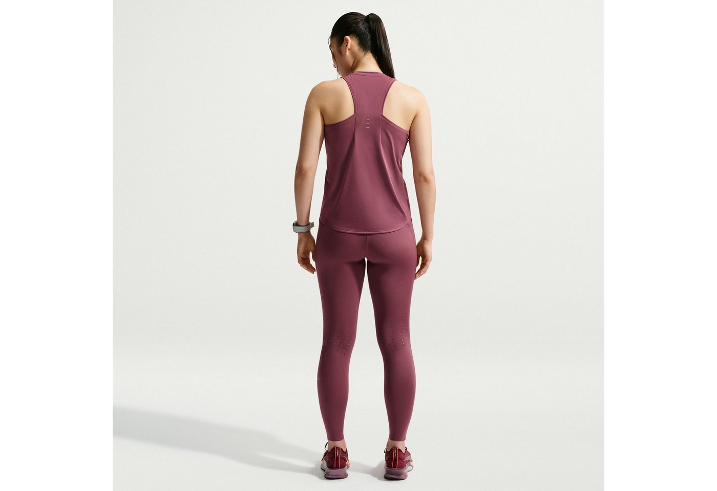 Nike Lauftop W NK SWIFT DF TANK STNDRD ärmelloses Design, leichtes Material, lockerer Schnitt Bild 4