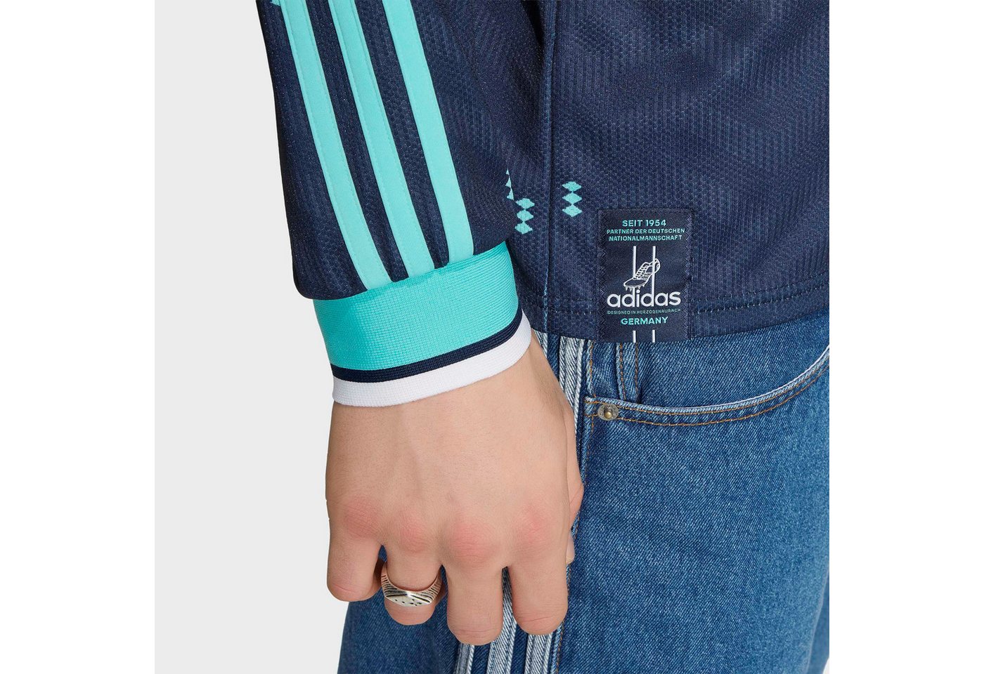adidas Performance Fußballtrikot DFB A JSY L mit V-Ausschnitt, mit Climacool® Technologie, schmal geschnitten Bild 4