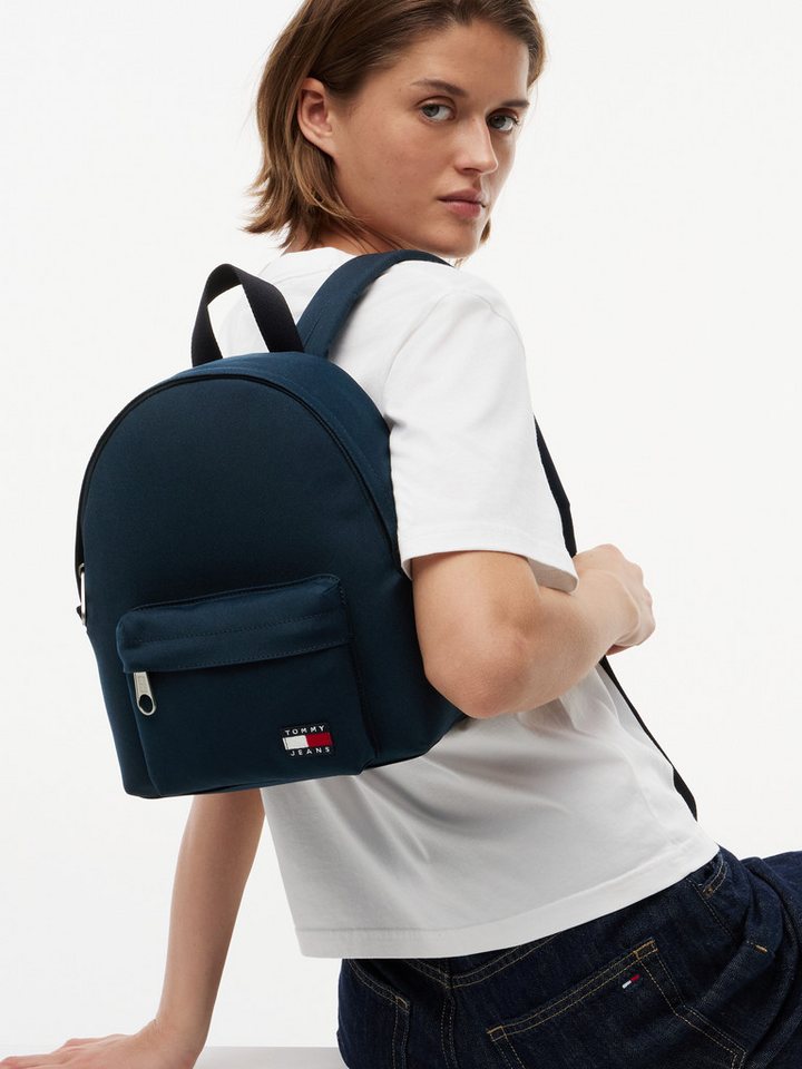Tommy Jeans Cityrucksack TJW ESS DAILY DOME BACKPACK, Damen Freizeitrucksack mit typischem Logo-Aufnäher Bild 3