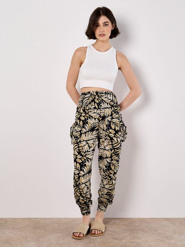 Apricot Jogger Pants Jogginghose mit tropischem Blattmuster