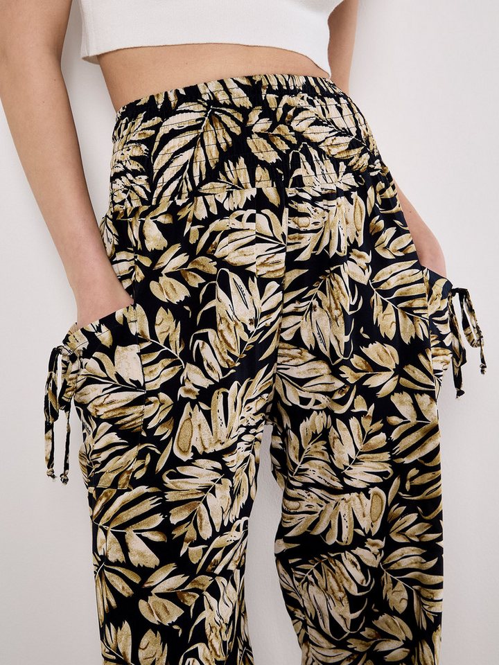 Apricot Jogger Pants Jogginghose mit tropischem Blattmuster Bild 3