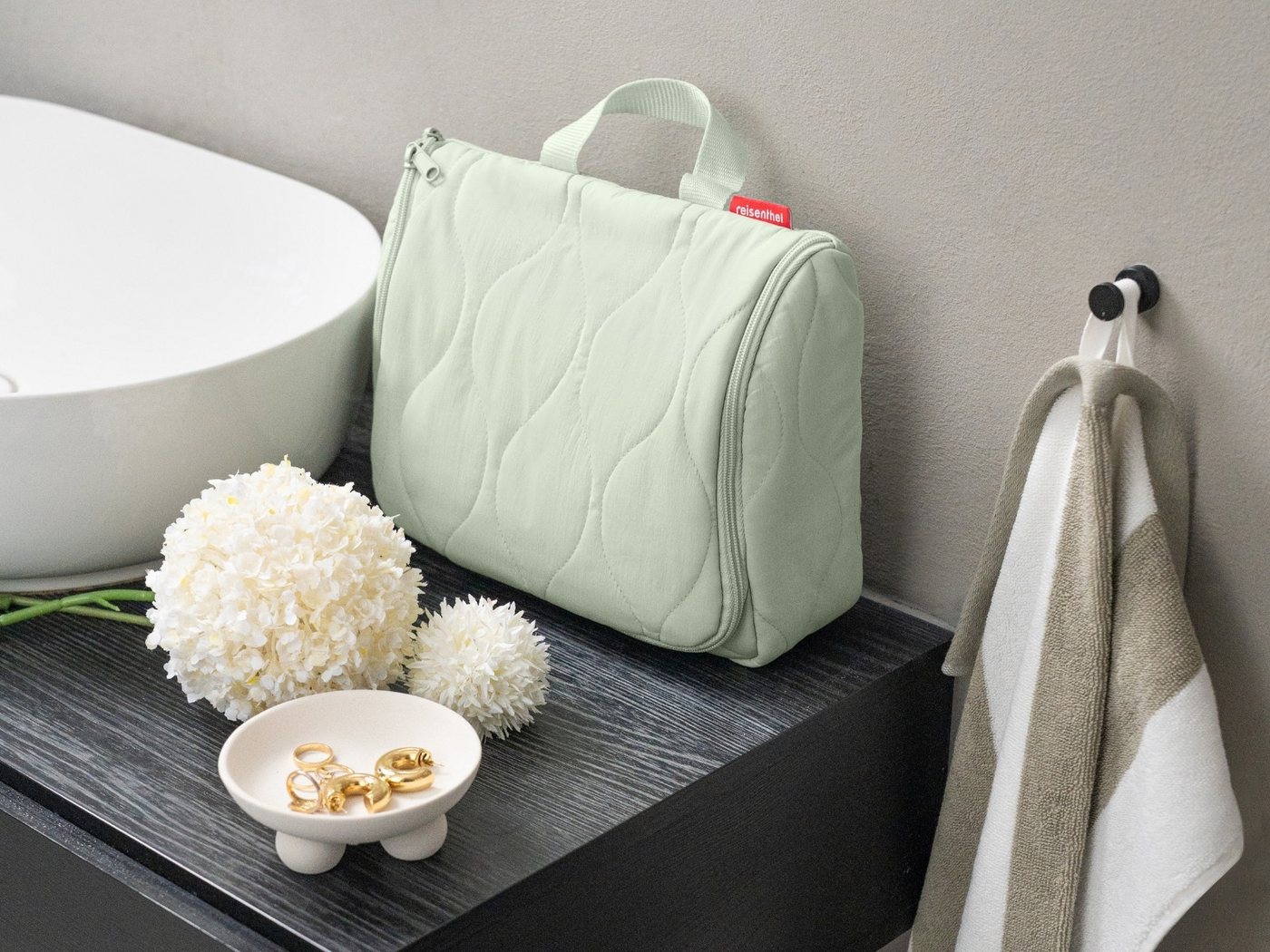 REISENTHEL® Kosmetiktasche toiletbag XL puffer iced matcha Bild 3