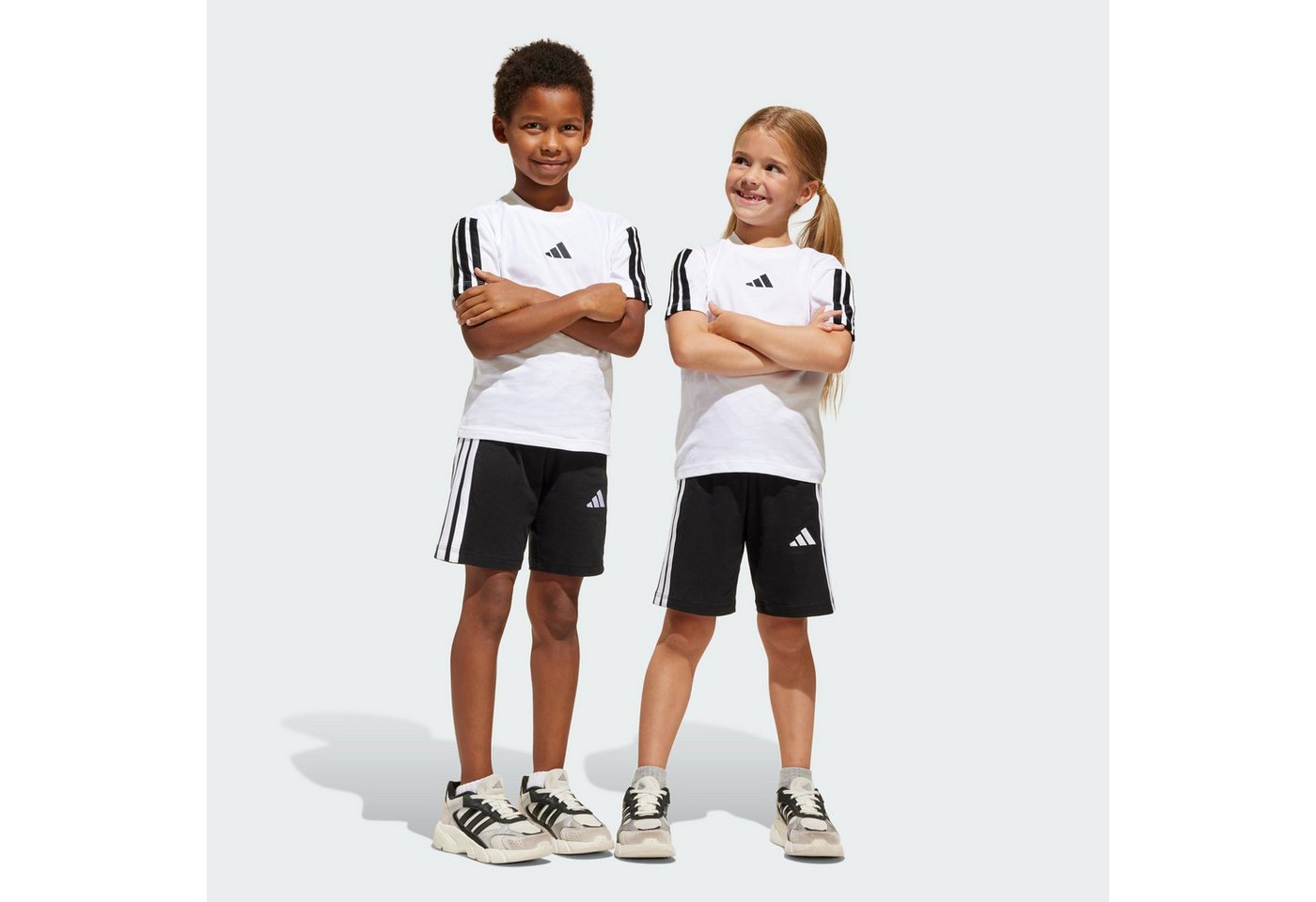 adidas Sportswear Jogginganzug ESSENTIALS KIDS T-SHIRT-SET (1-tlg) Bild 3